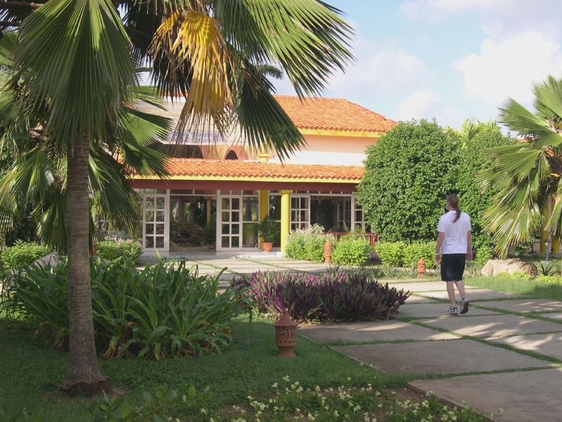 DSCN3016 The reception building and grounds at Villa Cojimar (Cayo Guillermo).
Receptionen med trdgrd p hotell Villa Cojimar (Cayo Guillermo).
Photo/Foto: Gabriella