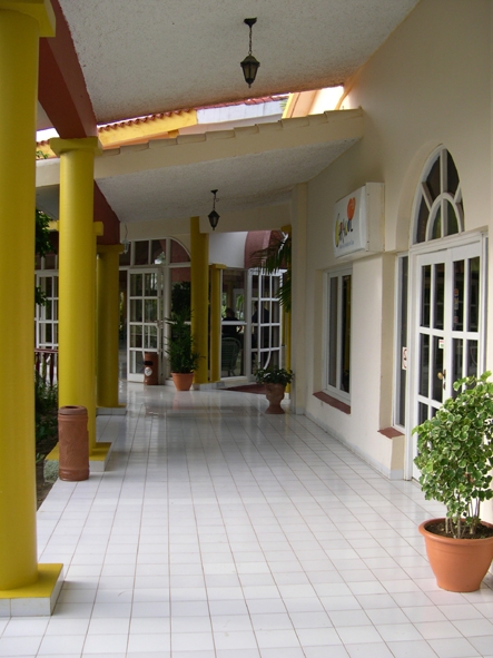 DSCN3070 The passage by the resort's shops.
Del av det lilla 