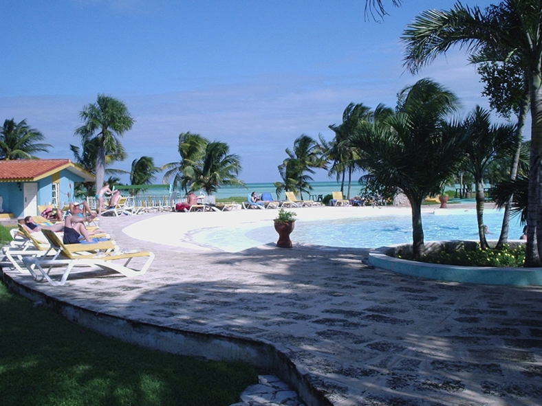 P1020068 View of one of the resort's pools with the sea in the background. (If you look closely, you can see Gabriella on one of the sun loungers...)
En av hotellets simbassnger i frgrunden med havet i bakgrunden. (Om du tittar nrmare kan du se Gabriella p en av solstolarna...)
Photo/Foto: Ian