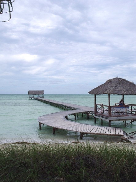 PB200173 Jetty with massage 'parlour' at Villa Cojimar (Cayo Guillermo).
Brygga med massageservice p hotell Villa Cojimar (Cayo Guillermo).
Photo/Foto: Ian
