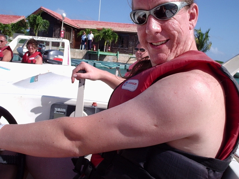 PB140096 Getting ready to go speedboat racing through the mangroves at Cayo Guillermo.
G�r oss redo att �ka racerb�t genom mangrove-tr�sken vid Cayo Guillermo.
Photo/Foto: Gabriella