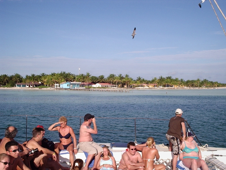 PB210180 The day the tropical depression (the remnants of Tropical Storm Gamma) was supposed to hit, we spent a glorious day out on the water. View of our hotel, Villa Cojimar, from the catamaran.
Dagen det tropiska lgtrycket (terstoden av den tropiska stormen Gamma) skulle ntt oss blev en av de soligaste dagarna, och vi tillbringade den ute p sjn. Vy av vrt hotell, Villa Cojimar, frn katamaranen.
Photo/Foto: Ian